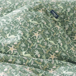 NL Beddengoed Verkoopwinkel -NL Beddengoed Verkoopwinkel alvi beddengoed onderwater world groen beige 80 x 80 cm a383459 1