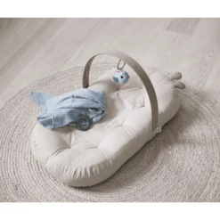 Done By Deer ™ Babynest Met Activiteitenboog Raffi Sand -NL Beddengoed Verkoopwinkel done by deer babynest met activiteitenboog raffi sand a337827 1