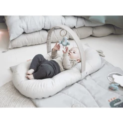 Done By Deer ™ Babynest Met Activiteitenboog Raffi Sand -NL Beddengoed Verkoopwinkel done by deer babynest met activiteitenboog raffi sand a337827 3