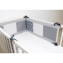 Ullenboom Patchwork-Nestje Voor Babybed 140x70 Cm Grijze Sterren (420 Cm Rondom) -NL Beddengoed Verkoopwinkel ullenboom patchwork nestje voor babybed 140x70 cm grijze sterren 420 cm rondom a268852 4